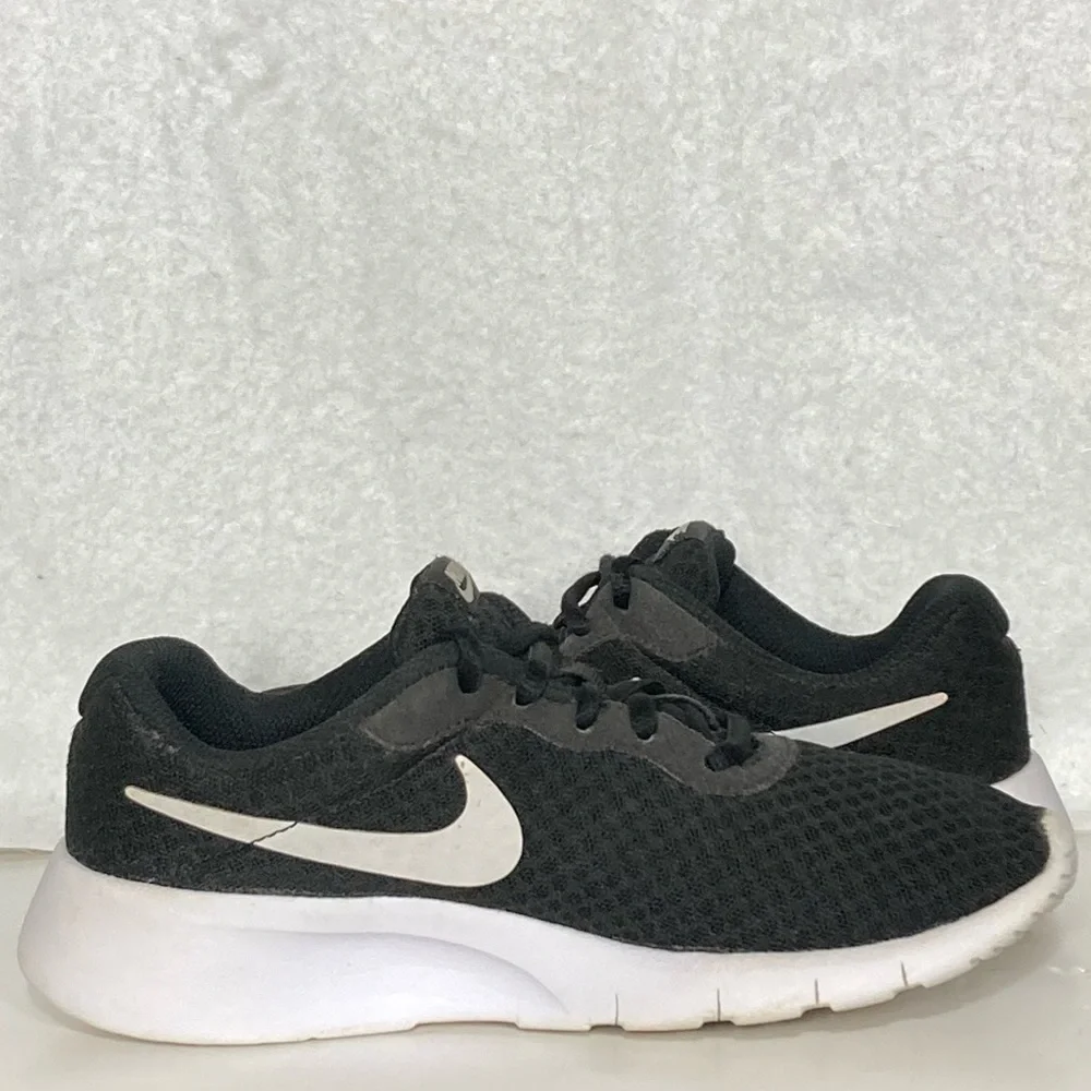 Nike Kids Black/White Tanjun Running Athletic Sneakers Shoes Size 3Y